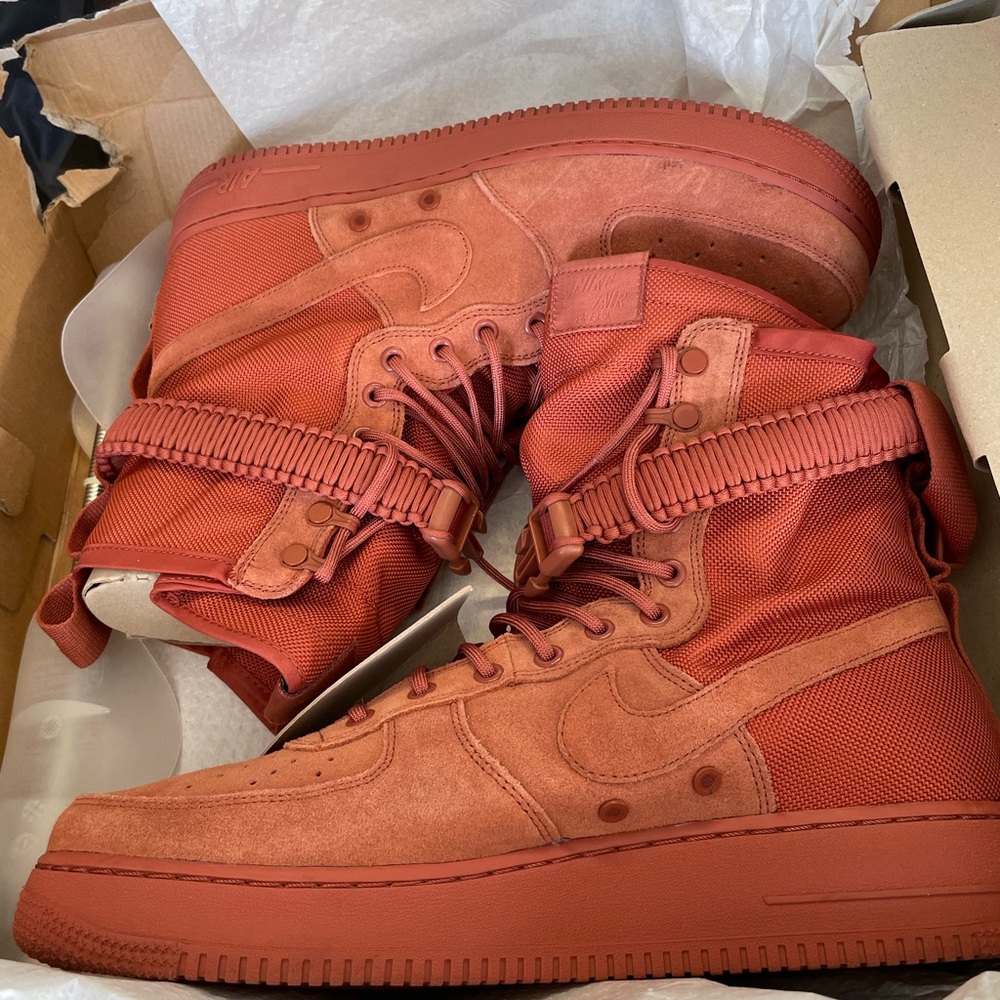 Nike SF Air Force 1
String peach size 13